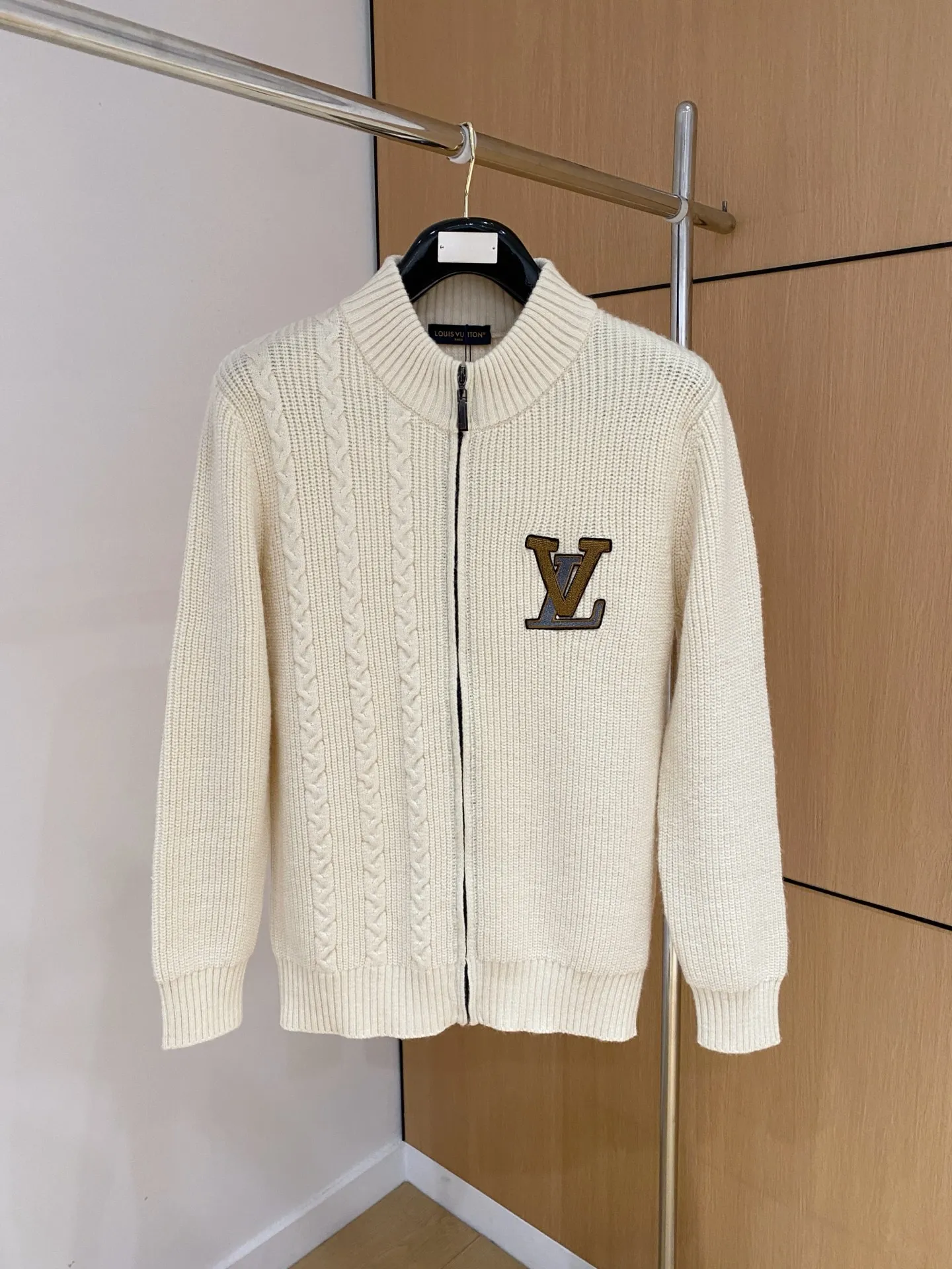 🅿️540 【LV Louis Vuitton】Autumn and winter classic cardigan sweater, in full condition! ! ! Wool blended fabric, the latest model in 2025, golden ratio! ! Slim-fitting soft gold, versatile and practical item, the combination and practicality are extremely powerful, simple and elegant, and classy! To create your own style, it is highly recommended to buy it in two colors. The standard slim fit tailoring process is suitable for both young and old men. It is knitted from wool and will not cause any discomfort! While keeping warm, it is stylish, textured and wearable, and the classic logo with contrasting colors on the chest feels in place! ! Recommended for regular customers! ! Size M-3XL (maximum wear: 190 pounds)